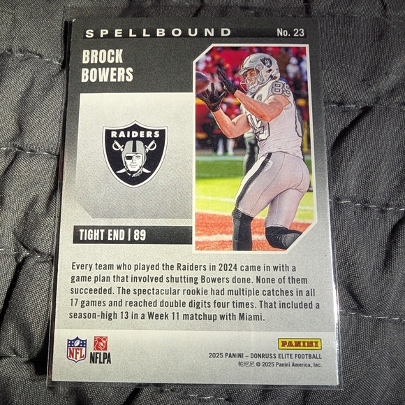 2025 Panini Donruss Elite - Spellbound Brock Bowers E #20 Pink - Picture 2 of 2